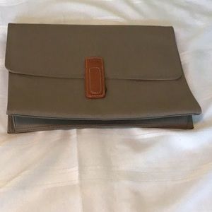 Saddle River vintage taupe people leather attaché case  used good condition